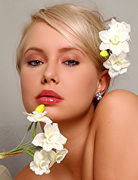 This sweetie knows what exactly you want to see in her and promises that you will not regret if visit her